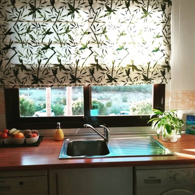 Cortinas a medida con estampado floral en cocina luminosa de Marbella.