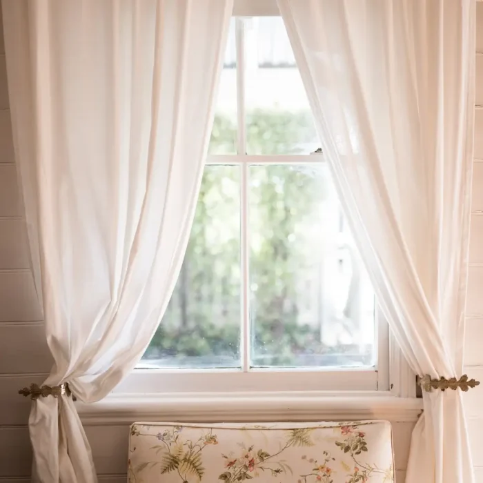 Ventana decorada con cortinas a medida en un ambiente acogedor en Marbella.